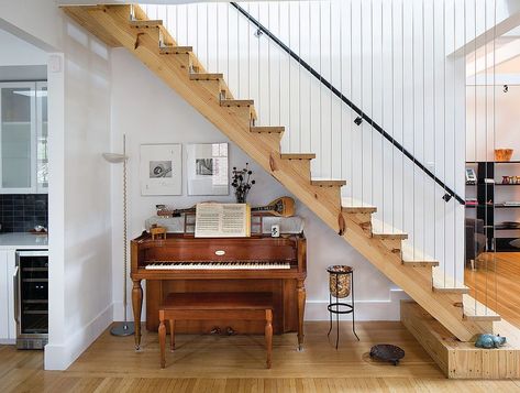 Let your musical interests thrive in the small space underneath the staircase - Decoist Under Staircase Ideas, Modern Music Room, Staircase Contemporary, Room Revamp, Open Stairs, Modern Floating Shelves, Contemporary Staircase, Bar Sala, Modern Tv Wall