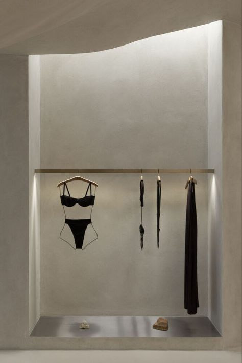 Home to luxury Brazilian swimwear brand Haight and located inside the city’s Leblon mall, the store rejects the clean lines that usually characterise retail spaces in favour of a more ancient minimalist aesthetic. Photography: Maíra Acayaba #design #inspiration #interiors #architecture Atelier Design, Concrete Effect Paint, Retail Store Interior Design, Clothing Store Interior, Interior Design Minimalist, Clothing Store Design, Store Design Boutique, Retail Store Interior, Store Interiors