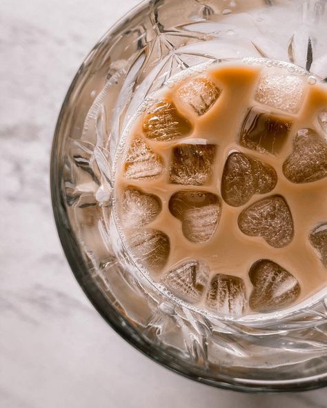 Aesthetic Iced Coffee Pictures, Iced Coffee Pictures, Candle Drinks, Iced Coffee Bar, Aesthetic Cups, Iced Coffee Aesthetic, Wine Candle, Coffee Vibes, Coffee Study