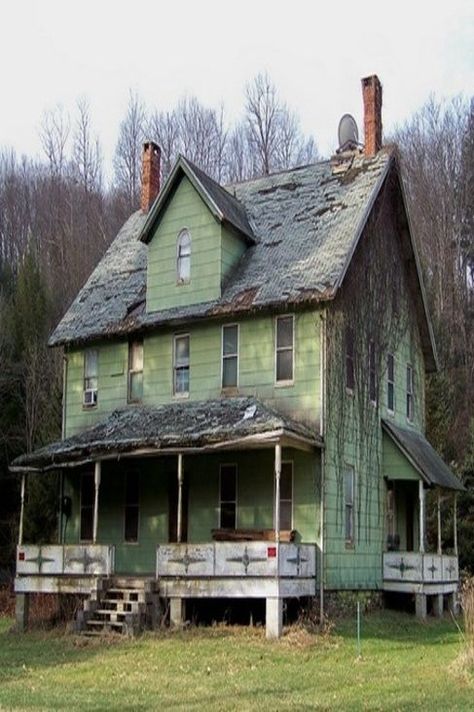 Ancient Monuments, Old Abandoned Buildings, Creepy Houses, Old Abandoned Houses, Casa Vintage, Abandoned House, Andrew Wyeth, Abandoned Mansions, Old Farm Houses