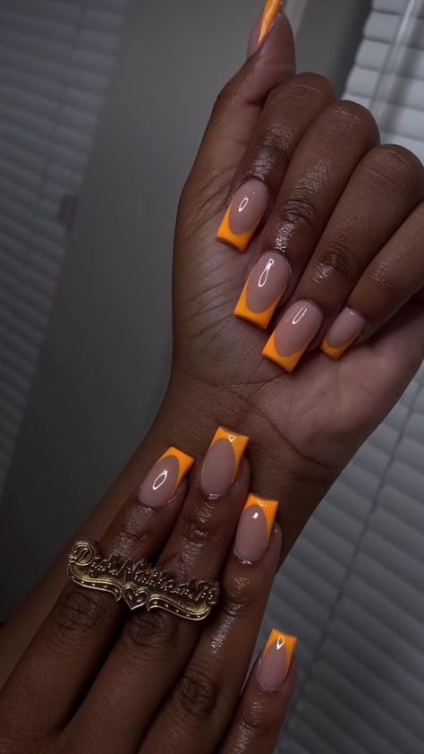 Cute Short Acrylic Nail Sets, Mail Ideas Acrylic Coffin, Shortie Acrylic Nails Square, Cute Short Acrylic Nails Orange, Orange Nails Acrylic Short Square, French Tip Nails Short Color, Short Acrylic Nails Designs Orange, French Tips Nails Color, Short Square Nail Ideas Summer