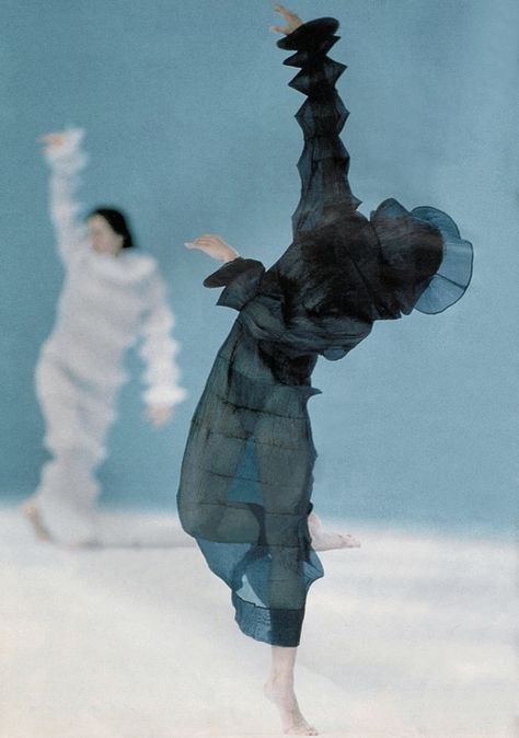 issey miyake | spring summer 1994 1990 Style, Japanese Fashion Designers, Sculptural Fashion, Model Pose, Black Clothing, Spice Girls, Kate Moss, Issey Miyake, Japanese Fashion