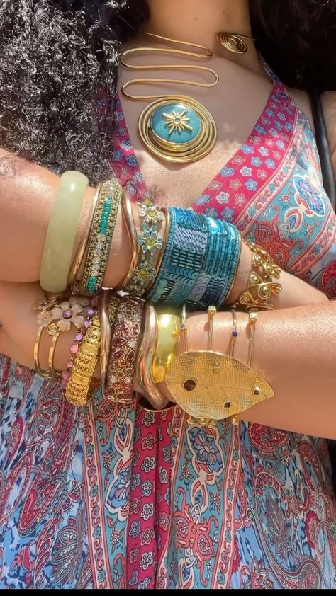 Chunky Gold Jewelry Vintage, Maximilist Jewelery, Chunky Jewelry Aesthetic Outfit, Chunky Gold Jewelry Outfit, Maximalist Jewelry Gold, Gold Jewelry Chunky, Gold Maximalist Jewelry, Maximalist Jewelry Aesthetic, Chunky Gold Jewelry Aesthetic