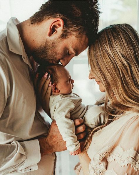 1 Month Old Family Pictures, Newborn Lifestyle Poses, Newborn Family Pictures Christmas, Mom Dad And Newborn Pictures, Family Photo Shoot With Newborn, In Home Newborn Family Photos, Newborn Family Photos Winter, Newborn Pictures In Nursery, Family Pics With Newborn