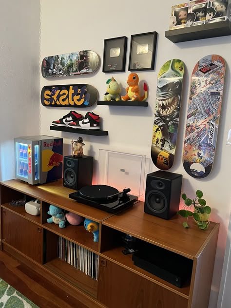 Grunge Gallery Wall, Shelving Aesthetic, Retro Room Design, Photo Decorating Ideas, Male Home Decor, Collectors Room Ideas, Skateboard Decor, Simple Home Decor Ideas, Mens Bedroom Decor