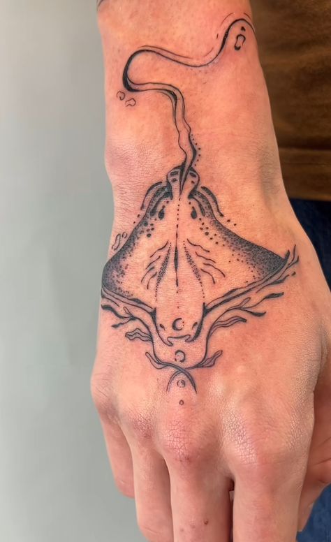 Cownose Stingray Tattoos, Manta Rays Tattoo, Fish Hand Tattoo, Manta Ray Back Tattoo, Stingray Back Tattoo, Tattoo Stingray, Stingray Tattoo Design, Mantaray Tattoo, Manta Ray Art