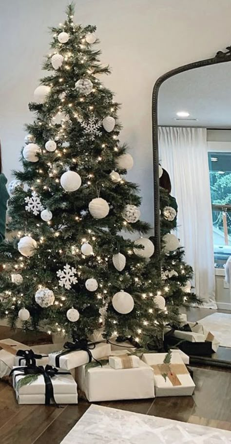 Oasis Decor, Christmas Tree Inspo, Ideas Christmas Tree, Christmas Tree Decorating Themes, Elegant Christmas Trees, Christmas Decor Inspiration, Christmas Themes Decorations, Christmas Tree Inspiration, White Christmas Trees