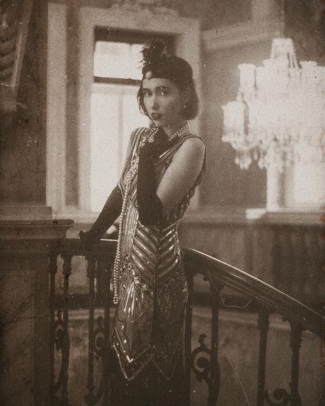 1920s England Fashion, 1920 Flapper Aesthetic, 1920s Fashion Photos, Gatsby Style Photoshoot, Flapper Girl Costumes Aesthetic, 1920s Prohibition Aesthetic, 20s Jazz Aesthetic, Women 1920s Fashion, Old Mystery Aesthetic