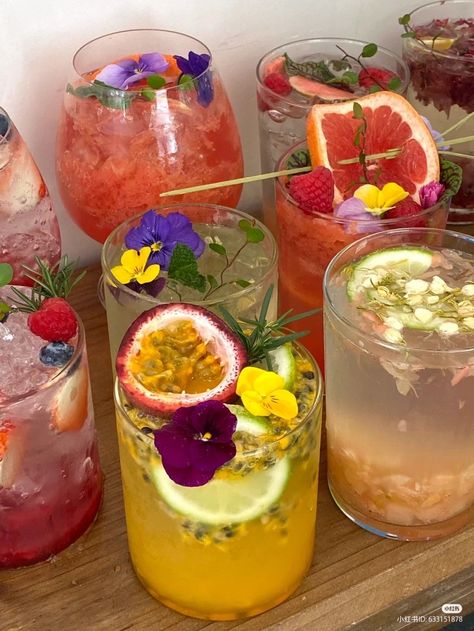 Sommer Mad, Fancy Drinks, Pretty Drinks, Food Obsession, Pretty Food, Mocktails, Summer Drinks, Summer Party, Aesthetic Food