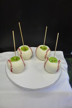 Candy apples, baseball style! Sandlot Party, Baseball Treats, Baseball Snacks, Sports Snacks, Softball Party, Baseball Theme Birthday, Team Snacks, Baseball Wedding, Baseball Theme Party