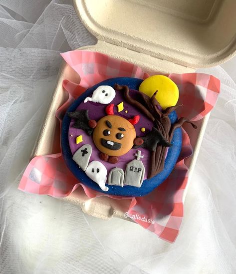 BTS Suga, BT21 Cake idea Bt21 Cake, Cake Decorating Halloween, Nightmare Before Christmas Cake, Tiktok Tutorial, Bts Halloween, Decorating Halloween, Halloween Creative, Bts Shorts, Halloween Series