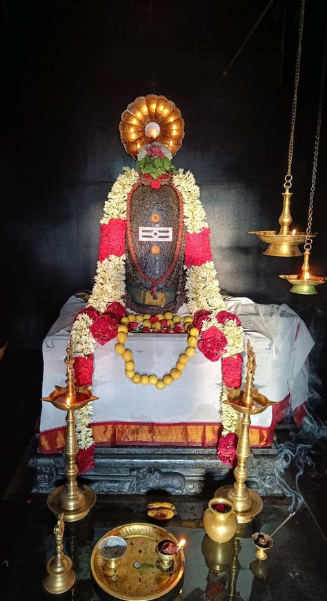 Sunlight on Siva lingam ❤️ Srikalahasti Lingam, Arunachala Shiva Images Hd, Shiva Lingam Images Hd, Siva Lingam, God Sivan, Santana Dharma, Mahavatar Babaji, Hara Hara, Bhole Baba