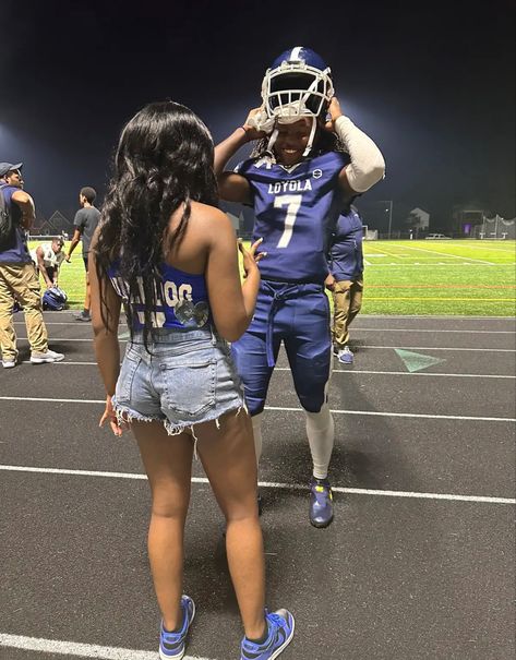 Football Couple Pictures Ideas, Girlfriend Football Jersey, Basketball Gf, Football Gf Outfits, Football Pictures With Girlfriend, Nfl Wife, Football Gf, Football Girlfriend Outfits, Football Couple Pictures