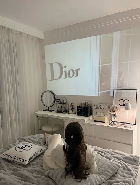 Stargirl Aesthetic Apartment, Dior Inspired Room, Dorm Room Luxury, Classy Room Inspiration, Dior Themed Bedroom, Dior Aesthetic Room Decor, Luxury Dorm Room Aesthetic, Dior Bedroom Decor, Room Ideas Fashion Aesthetic