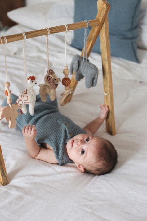 Amigurumi Photography, Wooden Play Gym Baby, Activity Gym Baby, Diy Baby Gym, Wooden Play Gym, Crochet Baby Mobiles, Baby Crafts Diy, Baby Activity Gym, Wooden Baby Gym