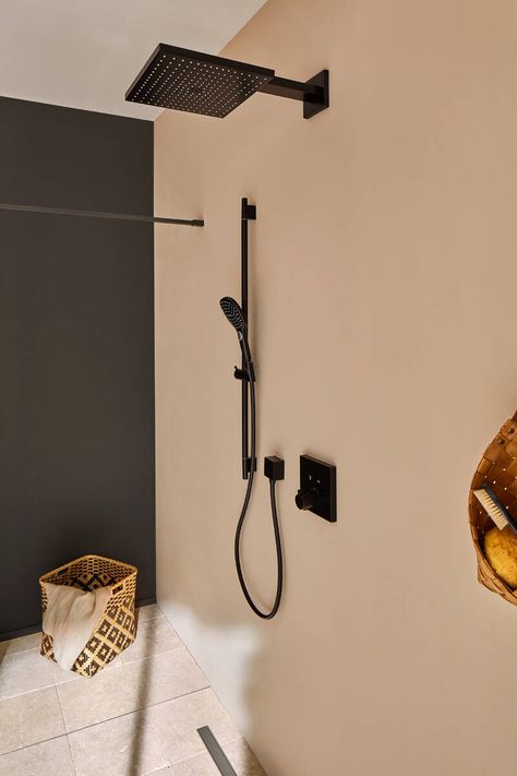 Hans Grohe, Art Deco Bathroom, Bathroom Showrooms, Shower Holder, Shower Rail, Classic Bathroom, Rustic Bathrooms, Unique Bathroom, Black Shower