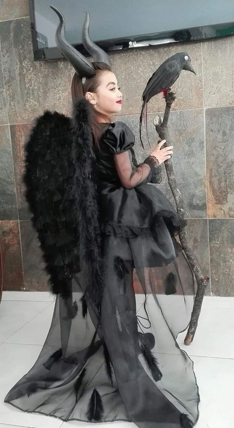 Disney Princess Halloween Costumes, Fete Emo, Disney Princess Halloween, Maleficent Halloween, Best Diy Halloween Costumes, Meme Costume, Princess Halloween Costume, Diy Halloween Costumes For Kids, Masks Diy