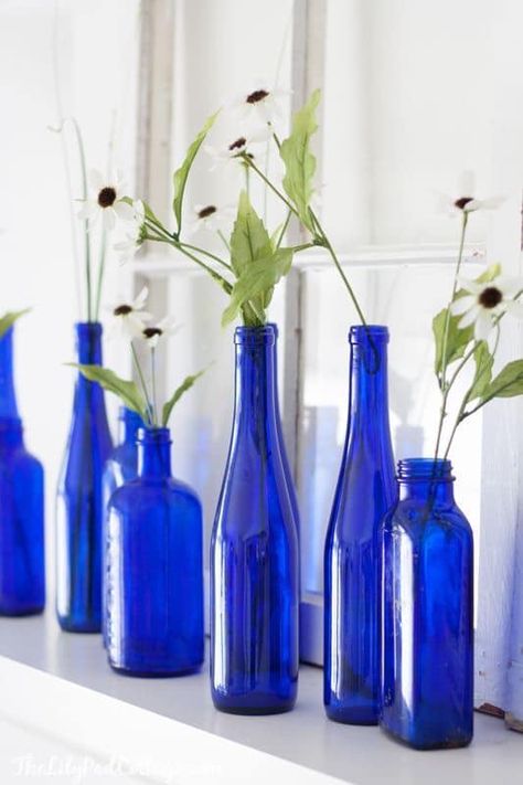 Centerpieces Blue, Spring Mantel, Blue Vases, White Living Room Decor, Le Grand Bleu, Kitchen Blue, Blue Glass Bottles, Blue Dishes, Blue Glassware