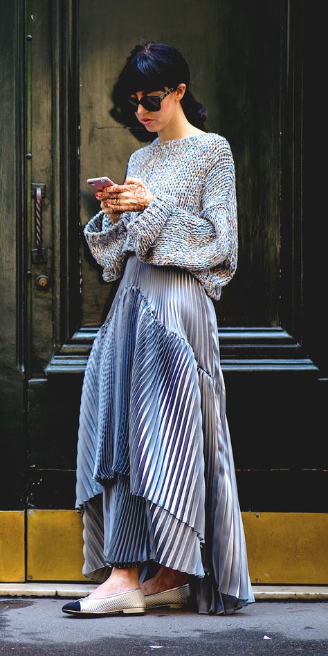 Long Pleated Skirt Street Style, Pleats Please Street Style, Long Pleated Skirt Outfit Casual, Maxi Skirt Street Style, Pleated Skirt Outfit Casual, Pleated Skirt Street Style, Pleaded Skirt Outfits, Long Pleated Skirt Outfit, Spring Maxi Skirt Outfit