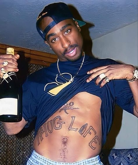 Tupac Body, Tupac Photos, 90s Rappers Aesthetic, Tupac Makaveli, 90s Rappers, Tupac Wallpaper, Tupac Pictures, 90s Men, 90s Hip Hop Fashion