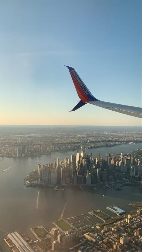 Flying To New York, New York Airport Aesthetic, Gothic Aesthetic Pfp, Pfp Retro, Grunge Aesthetic Pfp, Pfp Colorful, Pfp Neon, New York From Plane, Profile Picture Inspiration