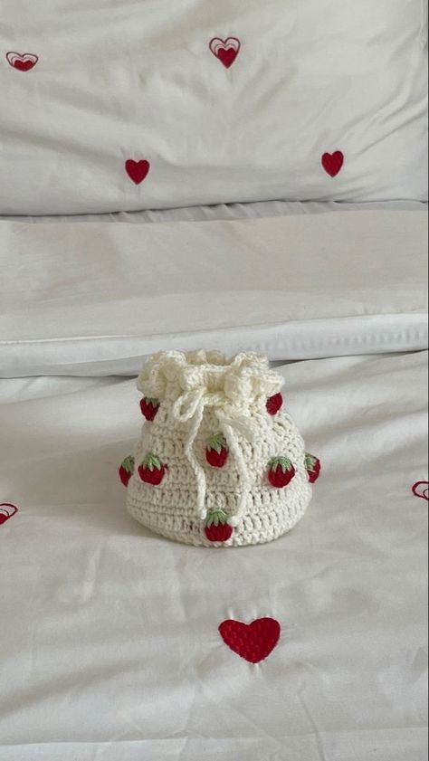 Crochet Strawberry Pouch Free Pattern, Simple Crochet Bag Pattern Free, Bag Charm Crochet, Crochet Wear, Detail Couture, Easy Designs, Bags Patterns, Crocheted Bags, Bags Pattern