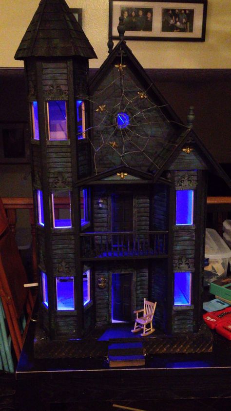 Haunted Dollhouse - Light Test Haunted Dollhouse Diy, Dollhouse Halloween, Casa Halloween, Dollhouse Diy, Haunted Dollhouse, Spooky House, Halloween Miniatures, Dollhouse Projects, Haunted Dolls