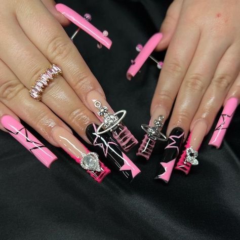 Y2k Nails Acrylic Pink And Black, Y2k Pink Nails, Jersey Nails, Pink Black Nails, Gyaru Nails, Instagram Grunge, Grunge Baddie, Black Acrylic Nails, Edgy Nails