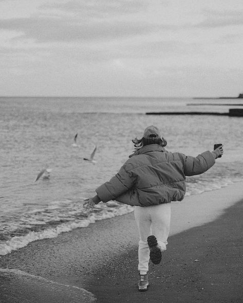 girl profile Beach Pictures Winter, Winter Beach Photos, Vintage Aesthetic Outfits, School Dinner, Trending Aesthetic, Aesthetic School, Winter Beach, Dreamy Photography, Winter Photoshoot