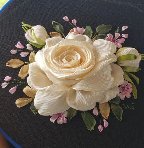 Ribbon Flowers Diy, Diy Lace Ribbon Flowers, Hand Embroidery Patterns Free, Ribbon Embroidery Tutorial, Embroidery Book, Ribbon Art, Fabric Flowers Diy, Ribbon Roses, Embroidery Patterns Free