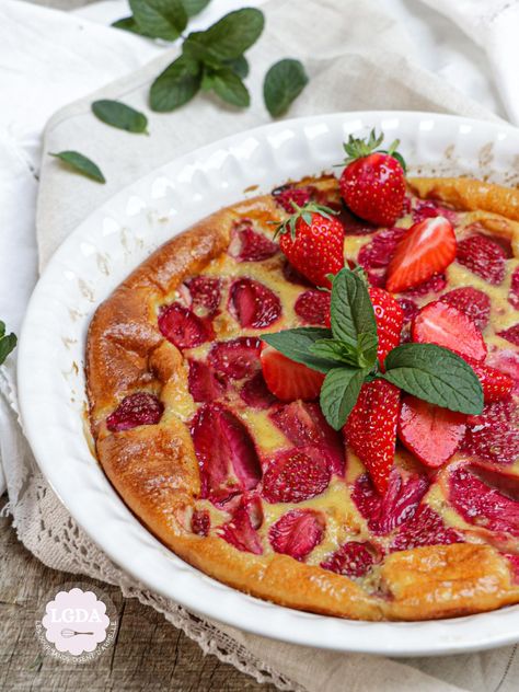 Clafoutis aux fraises - Les Gourmands {disent} d'Armelle Dessert Fruits, Gluten Free Pastry, Top Chef, Red Fruit, Fruit Desserts, Fruit Cake, Flan, Vegetable Pizza, Tart