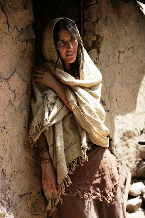 Desert dweller Ancient Desert Clothing, Medieval Desert Clothing, Desert Aesthetic Outfit, Larp Makeup, Desert Clothes, Desert Punk, Desert Clothing, Nomad Clothing, Desert Outfit