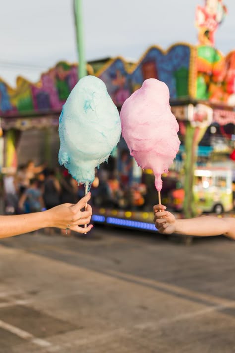 Hands holding cotton candy Free Photo | Free Photo #Freepik #freephoto #food #summer #hands #happy Fair Food Astethic, Cotton Candy Photography, Candy Moodboard, Cotton Candy Aesthetic, Cotton Candy Design, Cute Cotton Candy, Fruity Candy, Candy Photography, Carnival Photography