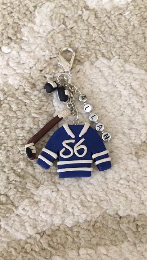 Polymer clay hockey coach gift Hockey Keychain Diy, Polymer Clay For Men, Hockey Christmas Gifts, Polymer Clay Gifts For Men, Clay Gift Ideas For Men, Hockey Crafts Diy Gift Ideas, Diy Hockey Gifts, Hockey Gift Ideas, Hockey Christmas Ornaments