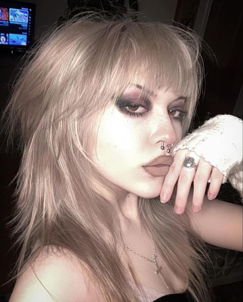 Grunge Makeup No Lashes, Goth Makeup For Blondes, Brown Alt Makeup, Heavy Grunge Makeup, Messy 90s Grunge Makeup, Grunge 2000s Makeup, 90s Alt Makeup, Goth With Brown Hair, Septum Piercing Aesthetic Grunge