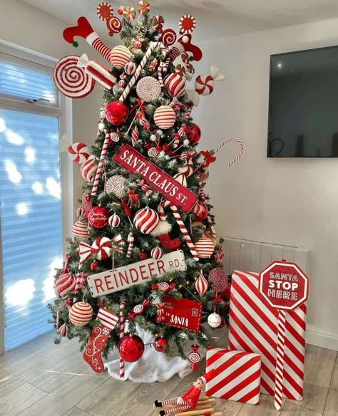 Unique Red and White Tree Natal, Unique Christmas Tree Ideas, Warm Christmas Decor, Vintage Inspired Christmas Tree, Christmas Tree Decorations Ribbon, Black Christmas Decorations, Frosted Christmas Tree, White Basket, Christmas Tree Decorating Themes