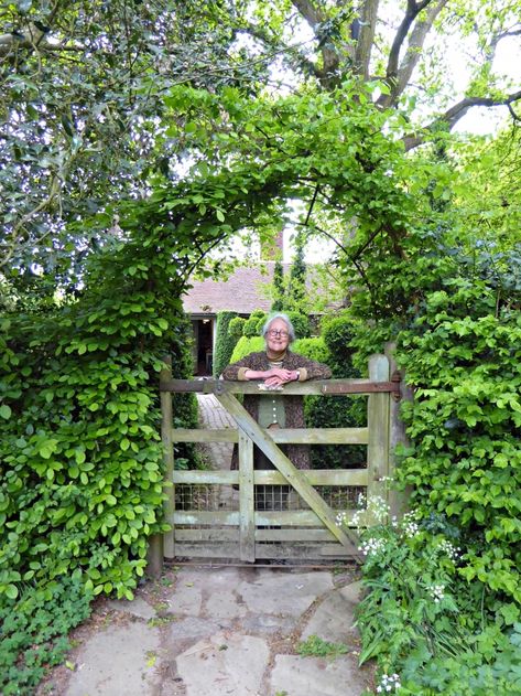 Garden Visit: Charlotte Molesworth’s Topiary Garden Charlotte Molesworth, British Gardens, Urban Gardening Ideas, Farm Entrance, Garden Archway, Parterre Garden, Boxwood Garden, Topiary Garden, British Garden