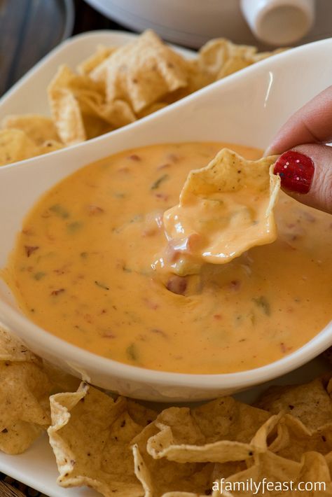 Essen, Salsa Queso Dip, Chuys Cheese Dip Recipe, Chuys Queso Recipe, Chili Con Queso Recipe, Queso Recipe Easy, Chili Con Queso Dip, Queso Dip Crockpot, Queso Recipes