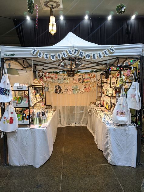 Stall Decor Ideas For Fair, Booth Decoration Ideas, Stand Bazar Ideas School, Booth Design Ideas For School Fair, Stall Decoration Ideas Fair, Indoor Craft Booth Displays, Craft Table Display, Vendor Table Display, Market Tent