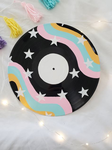 Painted vinyl record with pink, blue, and orange lines with stars on it. Vinyl Record Collage Art, Records Painting Ideas, Sorority Record Painting, Cute Painted Records, Easy Record Painting Ideas, Vynil Paint Ideas, Painting Records Ideas, Painted Records Vinyl Easy, Disc Aesthetic