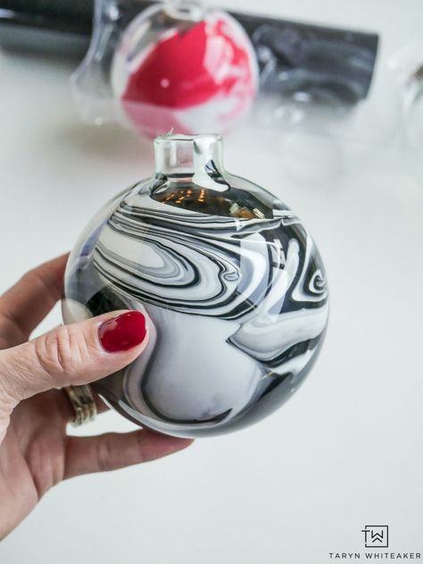 Marble Christmas Ornaments, Glass Bulb Ornament Ideas, Black And White Christmas Ornaments Diy, Diy Black And White Christmas Ornaments, Marbled Christmas Ornaments, Diy Black Christmas Ornaments, Christmas Glass Ornaments, Diy Black Ornaments, Black And White Christmas Ornaments