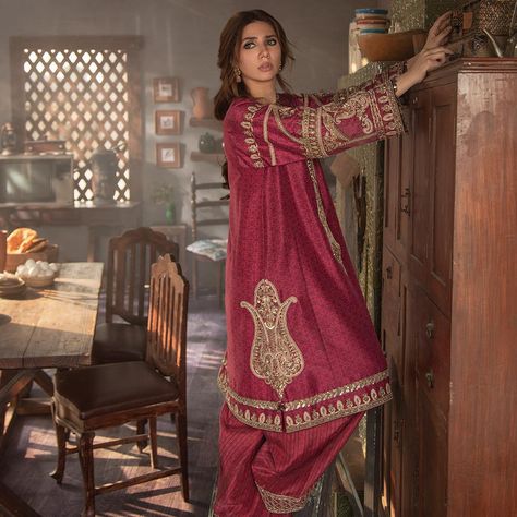 We at Zara Shahjahan have been obsessed with vintage living spaces for a while now. My Aunt had this beautiful pantry in her house in… Beautiful Pantry, Pakistan Clothes, Zara Shahjahan, Pakistan Dress, Desi Outfits, Velvet Design, Nikkah Dress, Pakistani Couture, Desi Wear