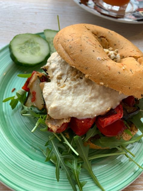 Delicious bagel 🥯 Salad Hummus, Hummus Healthy, Bagel Bites, Food Goals, Bagels, Breakfast Ideas, Hummus, Sprouts, Amsterdam