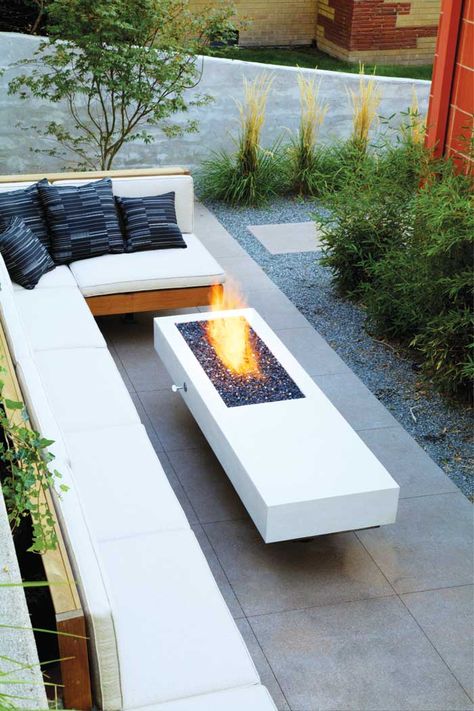 Modern Oasis - Colorado Homes & Lifestyles Extravagant Backyard, Backyard Fireplaces, Small Patio Design, Concrete Patios, Modern Fire Pit, Pergola Ideas, Patio Fireplace, Backyard Seating, Easy Landscaping