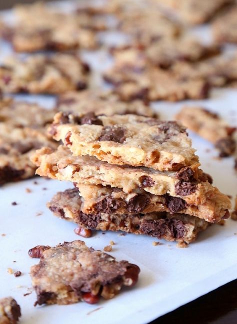 Chocolate Chip Cookie Brittle...insanely addictive crispy cookies. LIke the perfect buttery, salty edge in every bite! And it's made with turbinado sugar which helps it stay crisp! Monster Bites, Cookie Brittle, Cookie Bark, Desserts Brownies, Brownie Brittle, Crispy Chocolate Chip Cookies, Cookies And Cups, Brittle Recipes, Pumpkin French Toast