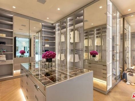 Luxury Closet Room, Reka Bentuk Bilik Tidur, Dream Closet Design, Walk In Closet Design, Dubai Luxury, Dream Closets, Dressing Room Design, Closet Designs, Exterior Decor