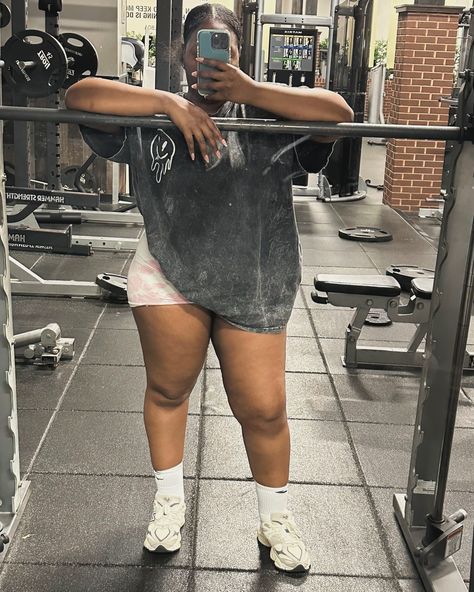 She's a gym girlie…😜 #2024goals #healthyandthick Workouts Plus Size, Plus Size Workout Aesthetic, Midsize Gym Girlies, Plus Size Vision Board, Plus Size Gym Aesthetic Girl, Getting Fit Aesthetic, Plus Size Fitness Aesthetic, Workout Aesthetic Black Women, Black Gym Girl