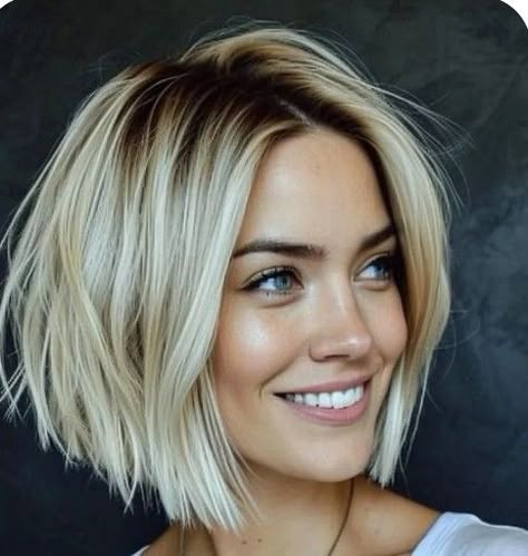 Trendy Blonde Hair Short, Bob 2024 Trends, Chin Length Haircuts For Fine Hair, Short Blonde Bobs, Blonde Bob Hairstyles, Trendy Short Haircuts, Chin Length Hair, Messy Short Hair, Blonde Hair Inspiration