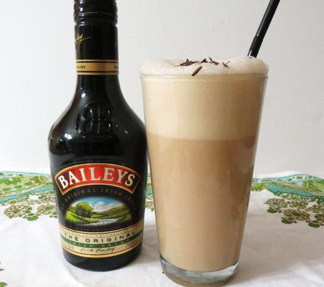 Baileys Irish Cream Milkshake Hoxton Shoreditch, Baileys Milkshake, Irish Cream Drinks, Baileys Irish Cream Cake, Baileys Irish Cream Recipes, Irish Cream Cake, Baileys Drinks, Baileys Fudge, Irish Cream Recipe