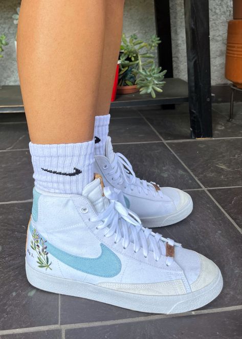 Indigo Nike Blazers, Nike Blazer Indigo, Blue Nike Blazer Outfit, Nike Blazer Mid 77 Indigo, Colorful Nike Blazers, Blue Nike Blazers Outfit, Blazer Shoes Outfits For Women, Light Blue Shoes Outfit, Nike Blazer Blue